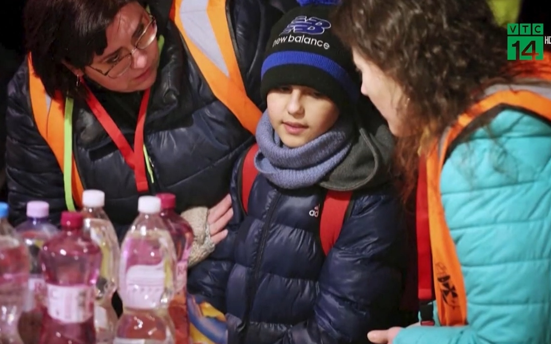Bé trai Ukraine một mình lánh nạn an toàn